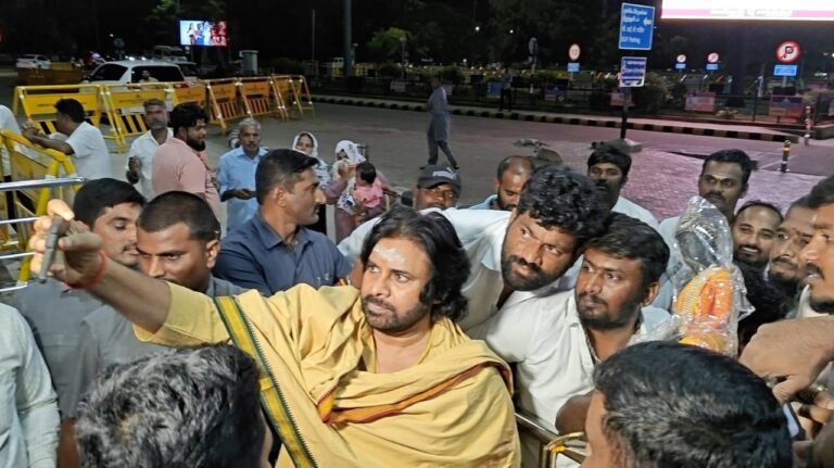 திருச்செந்தூரில் உள்ள ஸ்ரீ ஆர்முலிகா சுப்பிரமணிய சுவாமி கோயிலில் ஸ்ரீ பவன் கல்யாண் சுவாமி தரிசனம்!