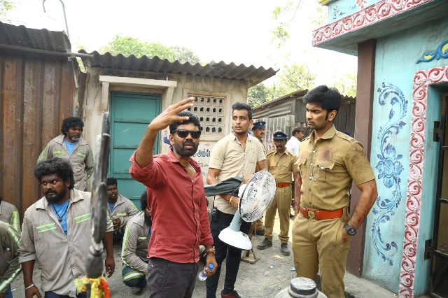 “நிறைய ஆக்‌ஷன் மற்றும் எதிர்பாராத திருப்பங்களுடன் உணர்வுப்பூர்வமான கதையாக ‘தணல்’ இருக்கும்” – இயக்குநர் ரவீந்திர மாதவா!