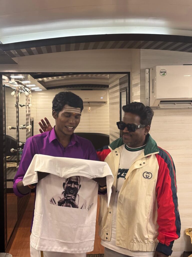 சூப்பர் சிங்கர் சீனியர் சீசன் 11 பாடகர் சரணுக்கு, இளையராஜா டீசர்டை பரிசளித்த யுவன்சங்கர் ராஜா !!