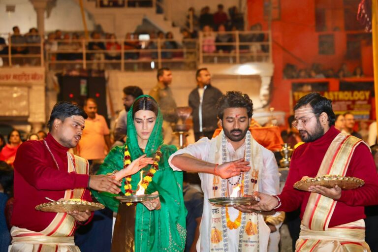 காசி விஸ்வநாதர் முதல் கங்கை நதி வரை: ‘தேரே இஷ்க் மே’ படத்திற்காக வாரணாசியை ஒளிரச் செய்த தனுஷ், க்ரிதி சனோன் மற்றும் ஆனந்த் L ராய்!