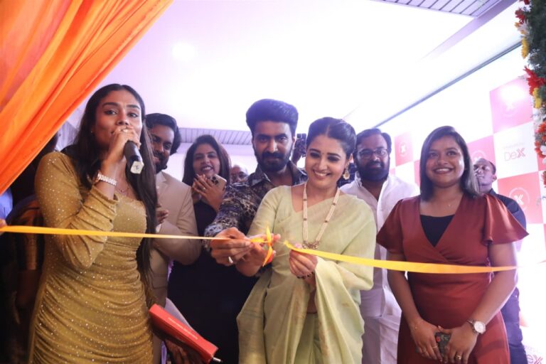 சென்னை பெருங்குடியில் Interiors by DeX Flagship அனுபவ மையத்தை நடிகர்கள் பிரஜின், சாண்ட்ரா & இயக்குநர்-நடிகர் கரு. பழனியப்பன் திறந்து வைத்தனர். 5 ஆண்டு ‘கேள்வியே இல்லாத’ மாற்று உத்தரவாதம் அறிமுகம்.