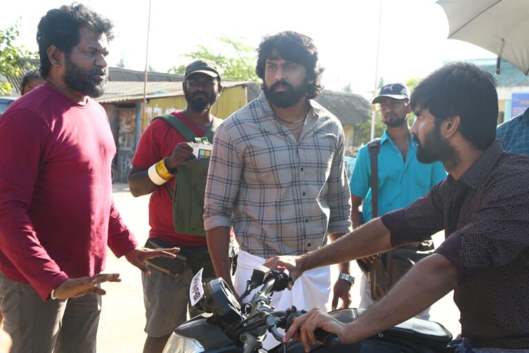 ராது இன்ஃபோடெயின்மெண்ட் தயாரிப்பில் பெப்சி வி.எஸ். பாலமுரளி வழங்கும், இயக்குநர் ஜீவா சங்கர் இயக்கத்தில் உருவாகும் ‘வலை’ திரைப்படத்தில் ரசிகர்களை ஆச்சரியப்படுத்தும் விதமாக நடிகர் அதர்வா முரளி இரட்டை வேடத்தில் நடித்துள்ளார்!