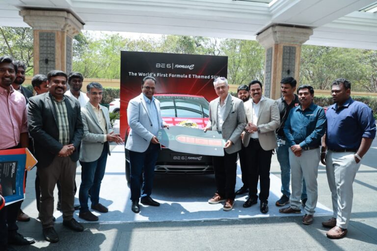 நடிகர், ரேசர் அஜித் குமார் மகிந்திரா பிஇ 6 ஃபார்முலா இ எடிஷன் காரை தனக்கு சொந்தமாக்கியுள்ளார்!
