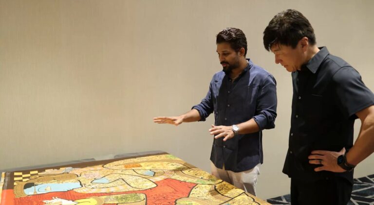 இராமாயணத்தின் பாரம்பரியத்தை கொண்டாடும் வகையில் ஐகான் ஸ்டார் அல்லு அர்ஜுன் கீக் பிக்சர்ஸ் தலைமை நிர்வாக அதிகாரி டோமட்சு கோசானோவுக்கு ’சீதா ராம கல்யாணம்’ ஓவியத்தை பரிசளித்தார்!